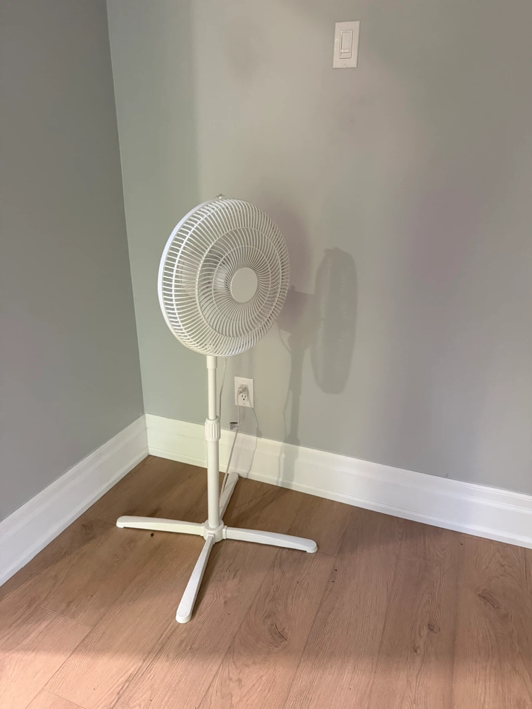 White Adjustable Pedestal Fan - photo 2