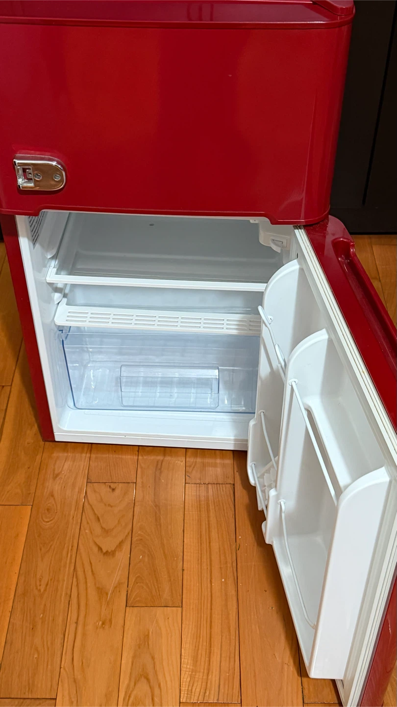 Retro Style Red Mini Fridge - photo 2