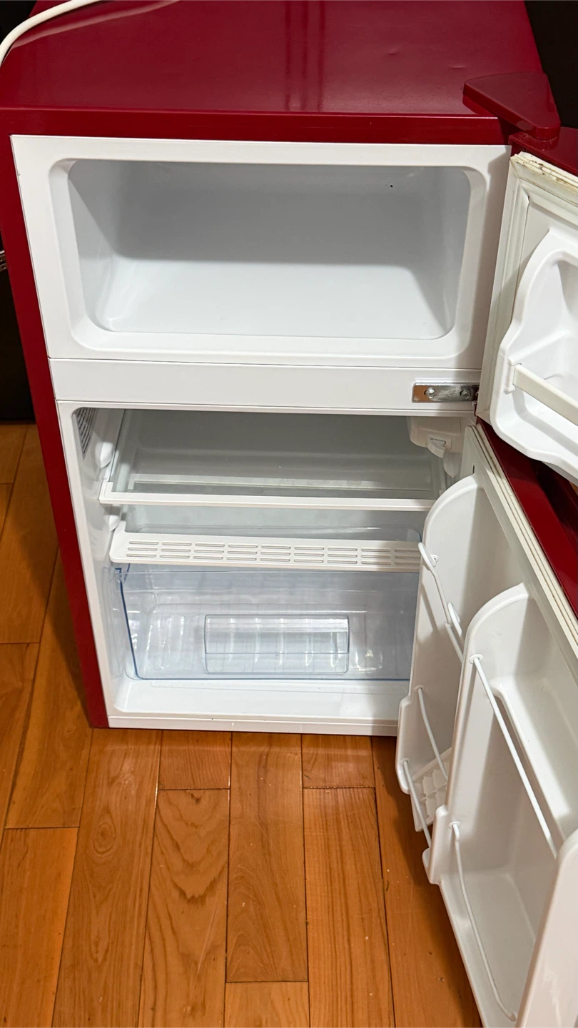 Retro Style Red Mini Fridge - photo 3
