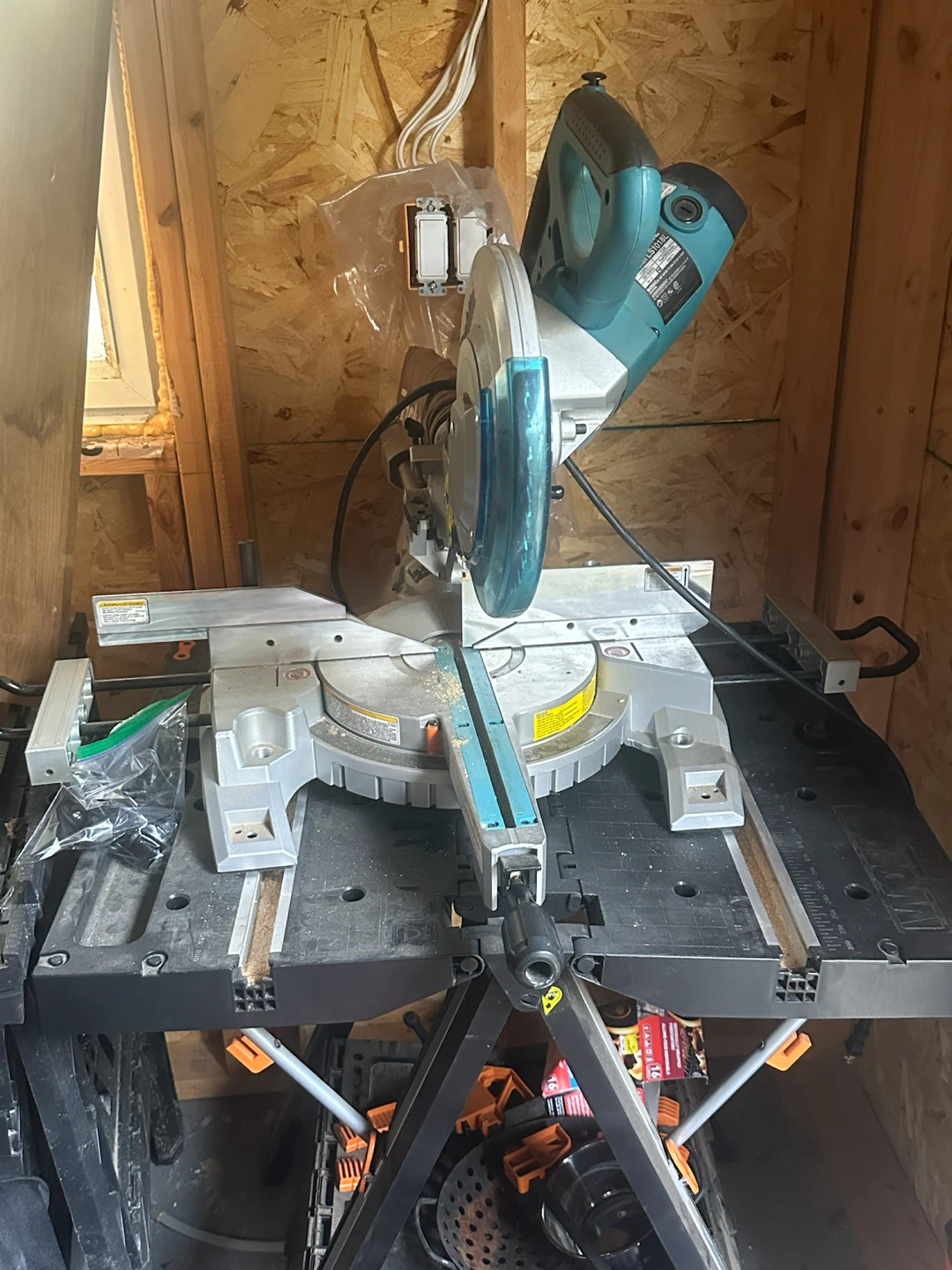 Makita 10 inch dual sliding compound miter saw with laser