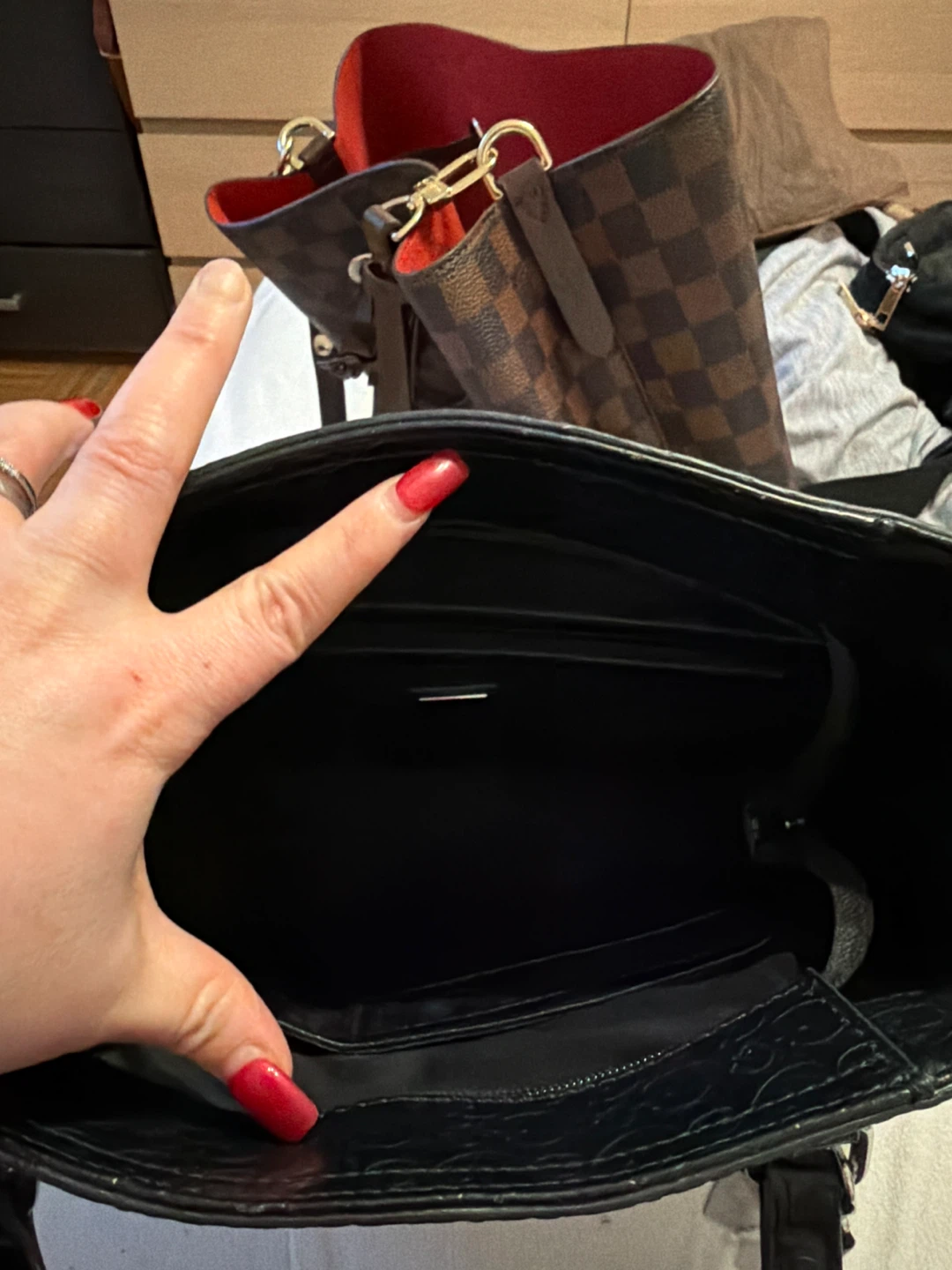 Guess White Embossed Tote Bag - photo 4