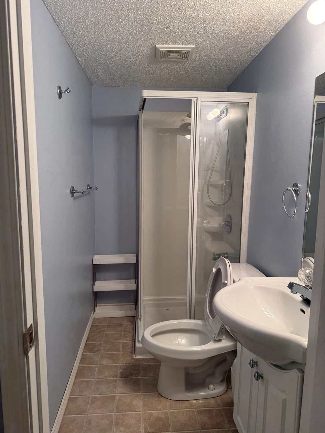 Rent in basement - photo 3