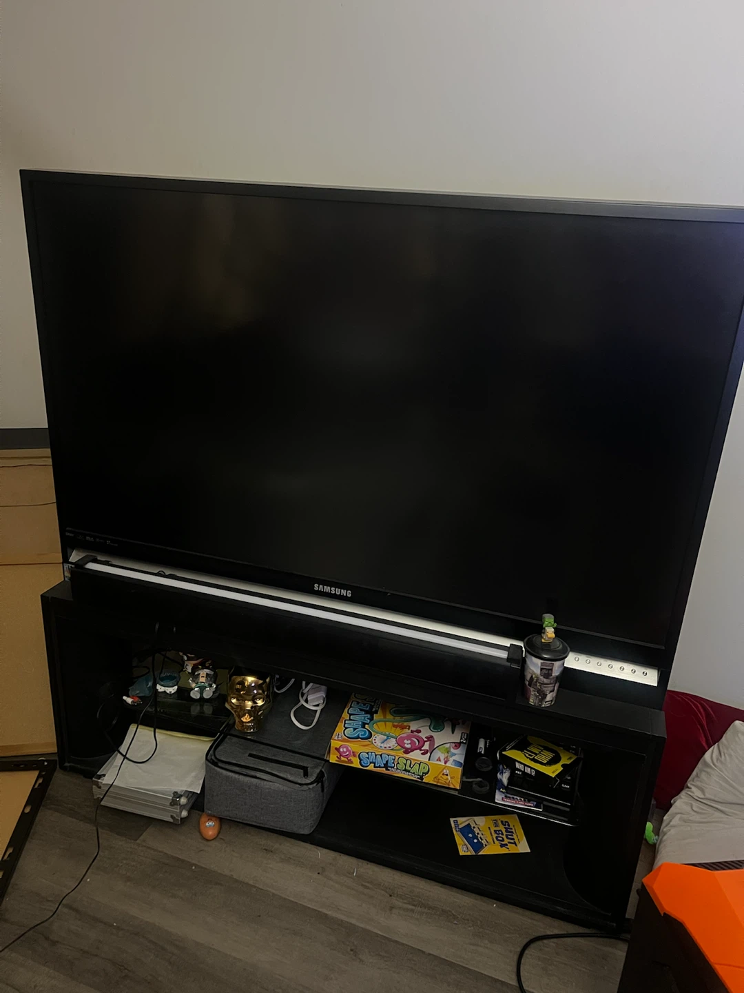 60 Inch TV SAMSUNG comes with stand & remote