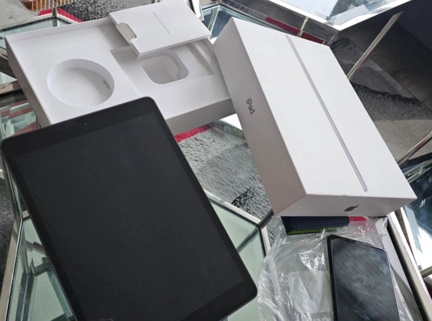 Apple 10.2 inch iPad Wi-fi +Cell 32 GB (box and charger)
