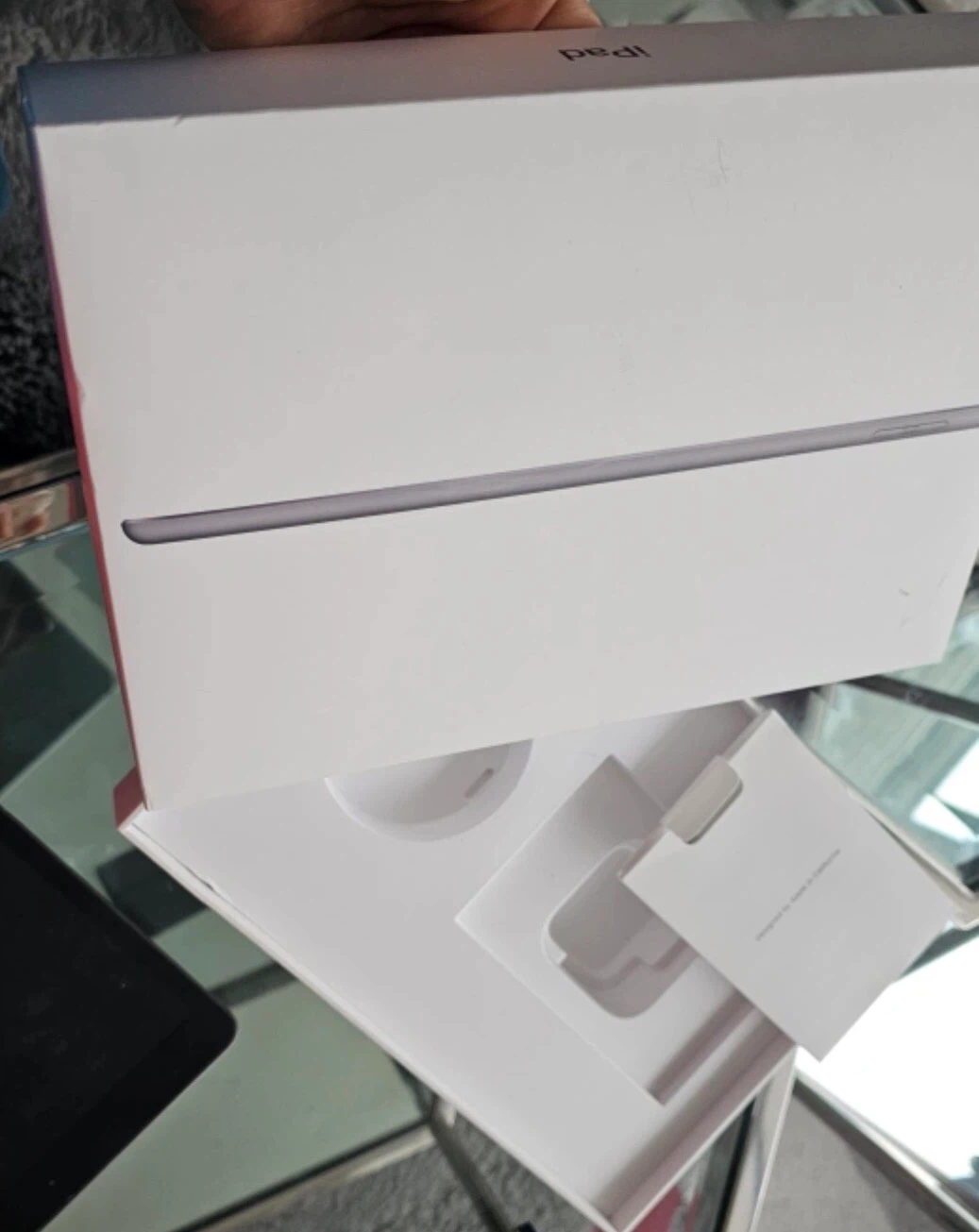 Apple 10.2 inch iPad Wi-fi +Cell 32 GB (box and charger) - photo 3