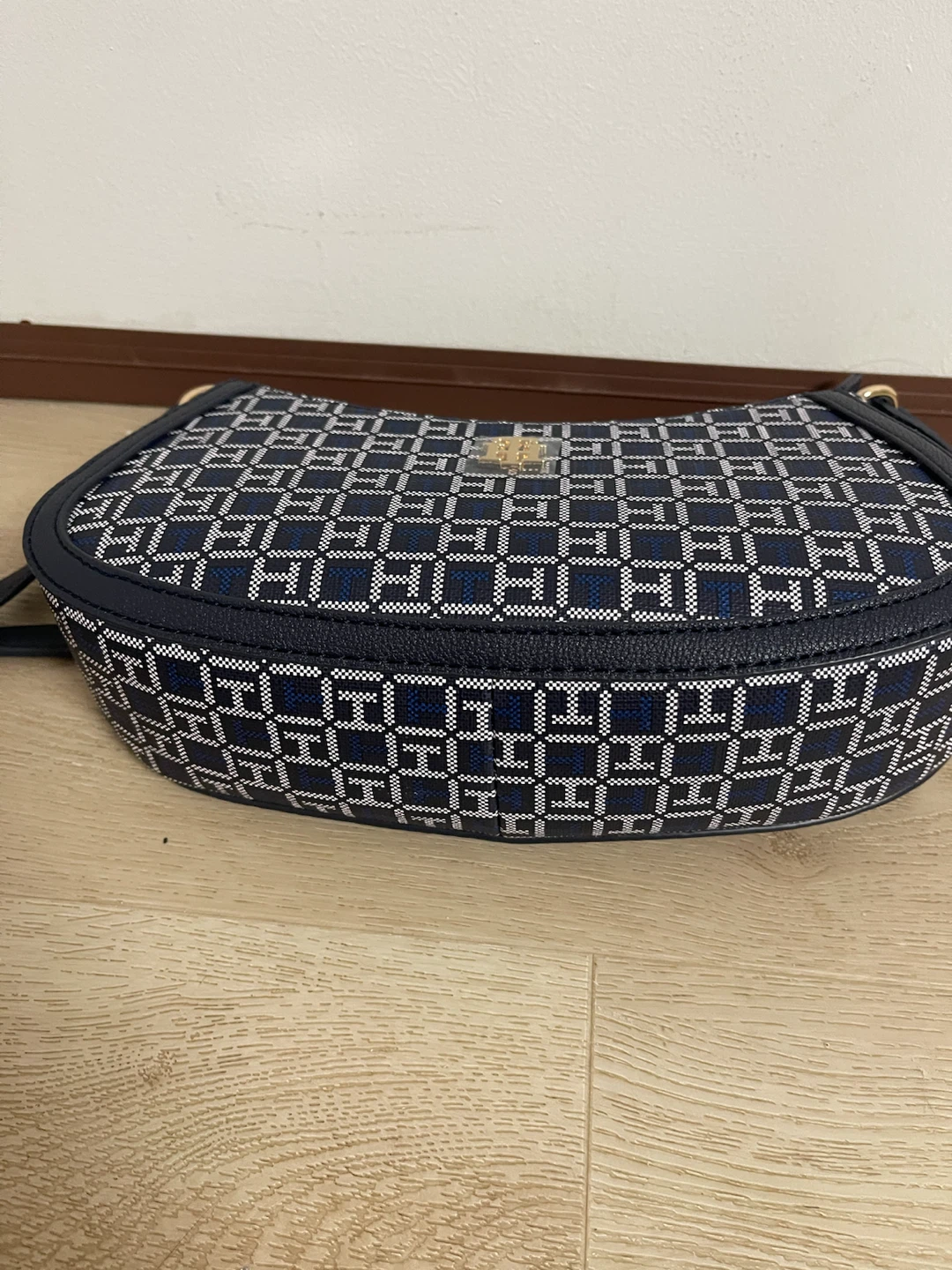 Tommy Hilfiger Monogram Shoulder Bag - photo 3