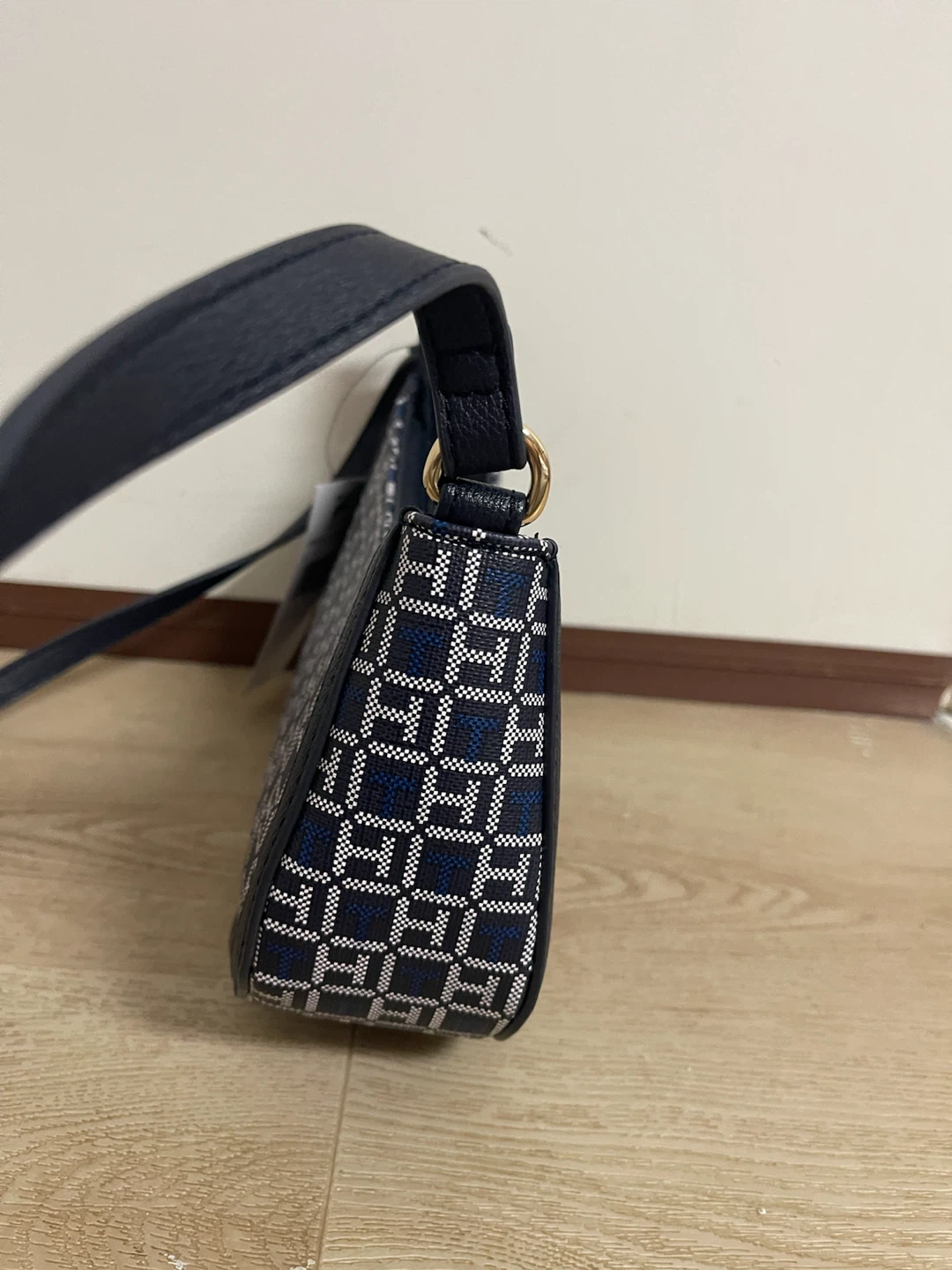 Tommy Hilfiger Monogram Shoulder Bag - photo 4