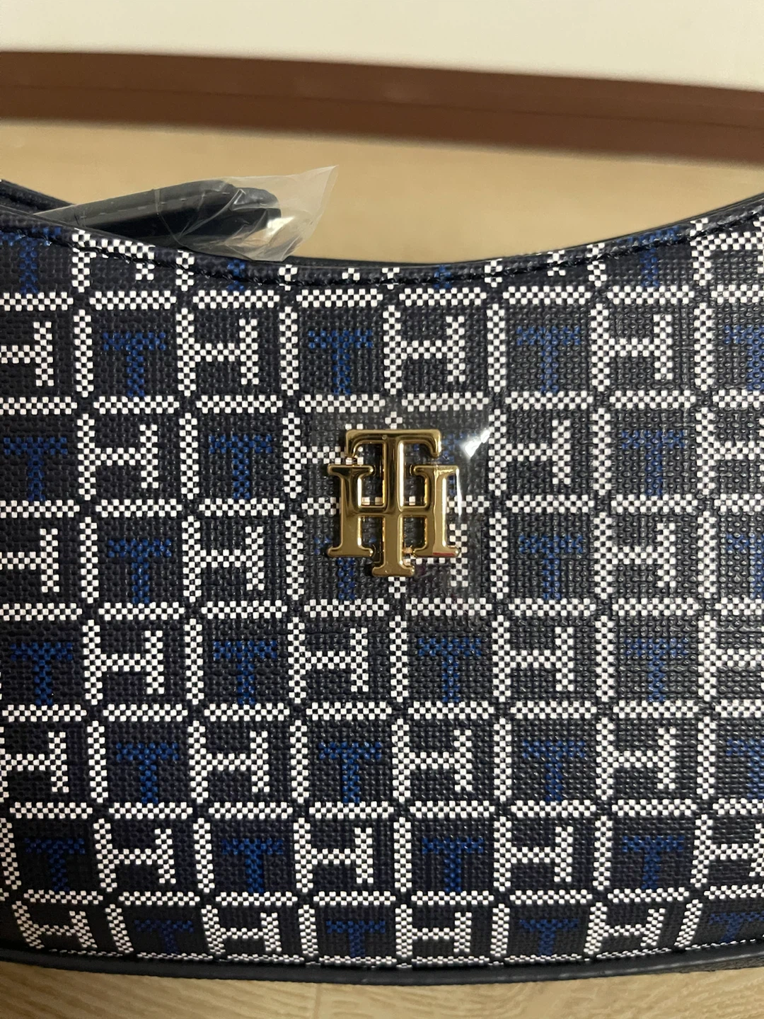 Tommy Hilfiger Monogram Shoulder Bag - photo 5