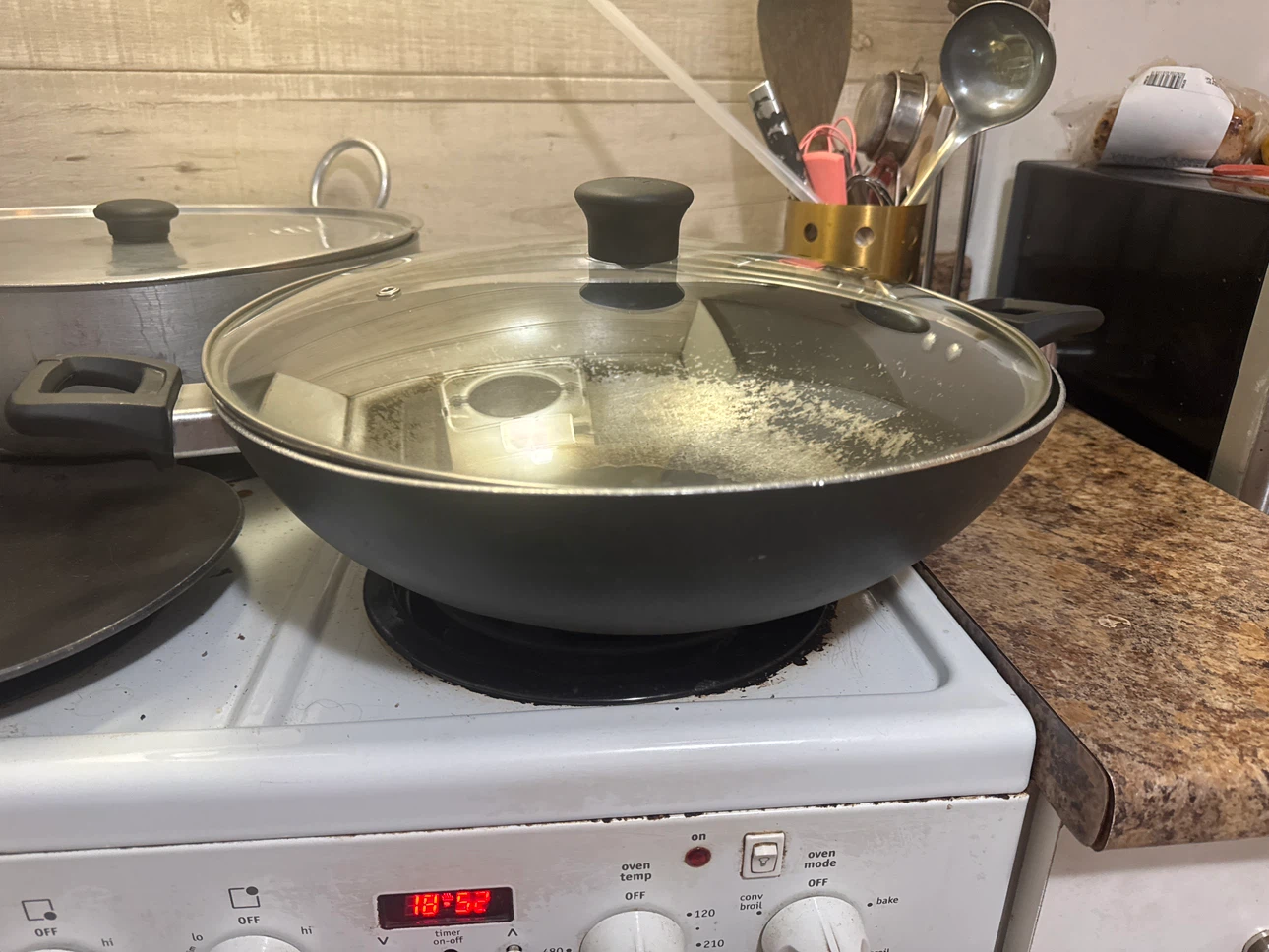 Large non-stick stir-fry wok with glass lid