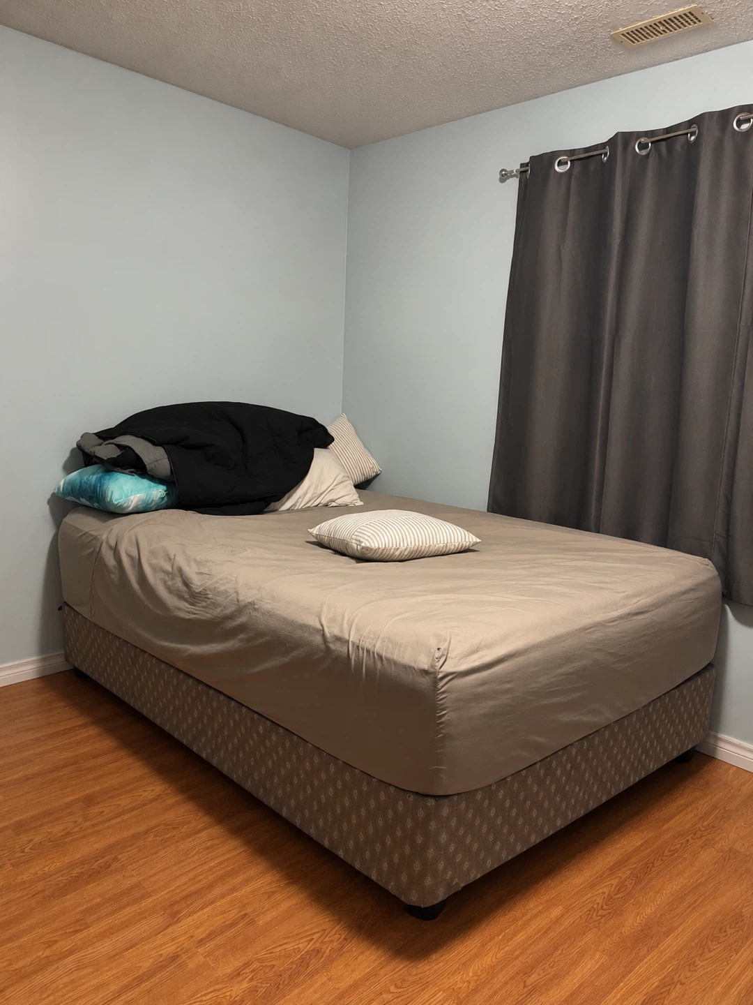 Queen-sized mattress (with bed frame) - photo 4
