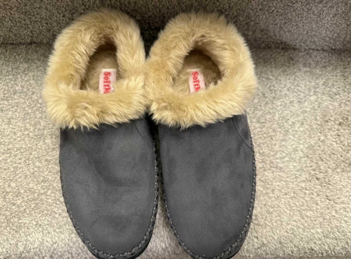 Never Worn Shae Women’s Shoes - Pick Up in Alpine Park SW - photo 2