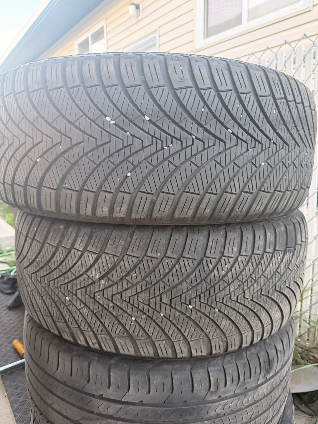 Set of 4 Kumho 255/50 ZR19 4Season Tires - photo 5