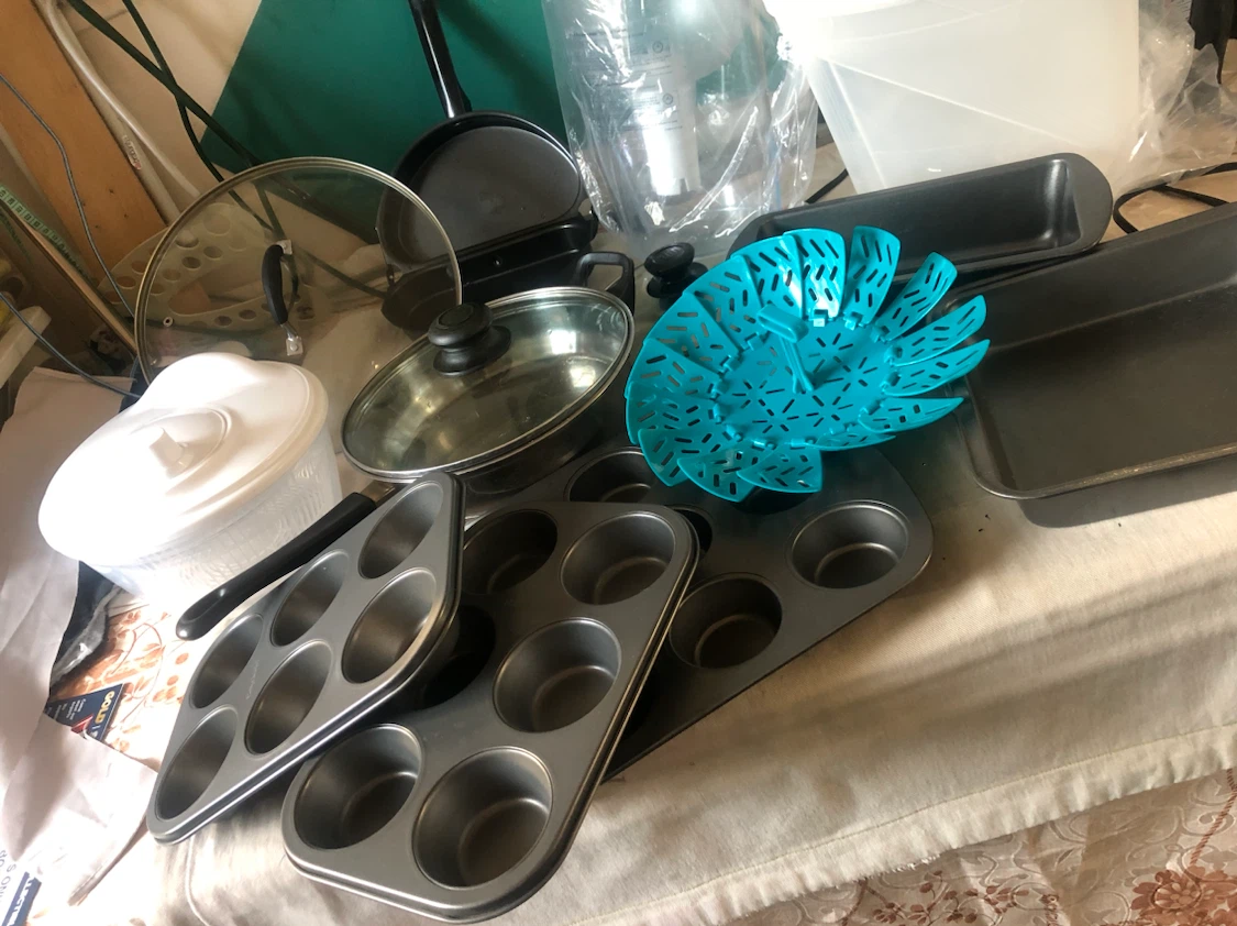 Kitchenware bundle: Lids, pans, and more