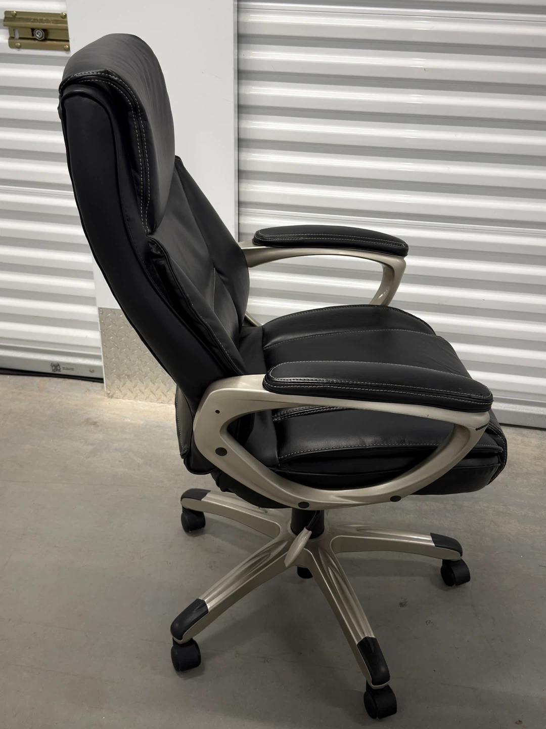 Black High Back Executive Office Chair – Padded & Adjustable - photo 2