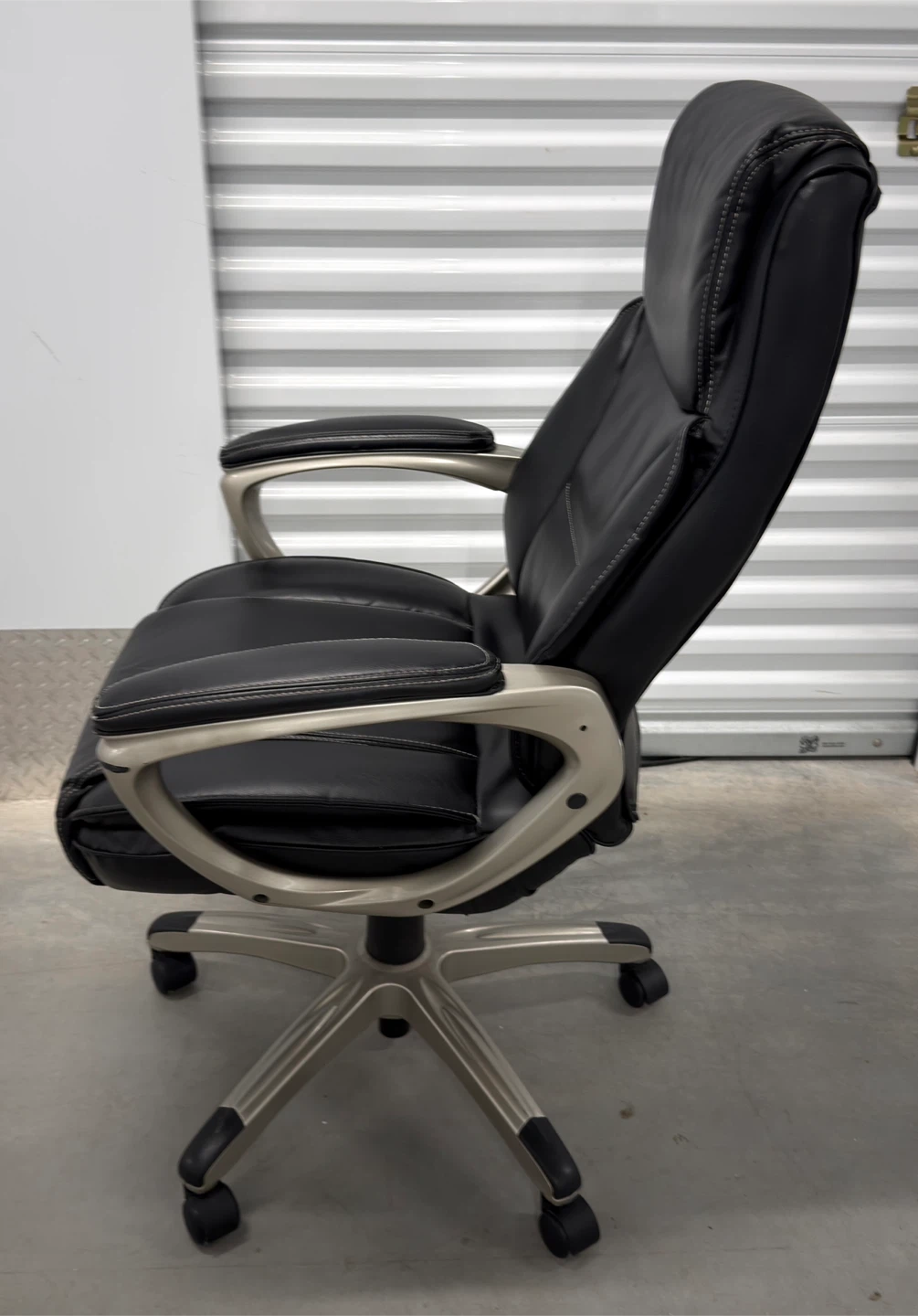 Black High Back Executive Office Chair – Padded & Adjustable - photo 4