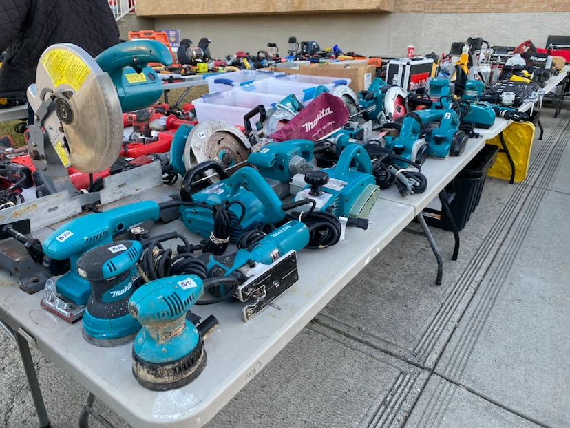 Garage sale!! Sunday Oct 4 8:30am to 7:00pm 98 Thorncrest Rd NE - photo 3