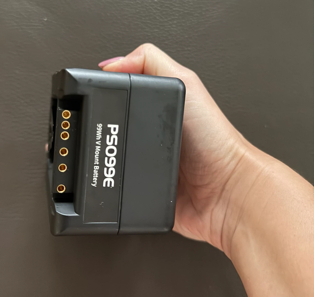 Neewer PS099E 99Wh V Mount Battery - photo 4