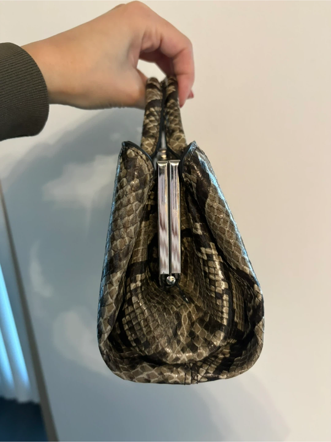 BNWT BCBG Python Snake 🐍 Handbag with long shoulder straps! - photo 2
