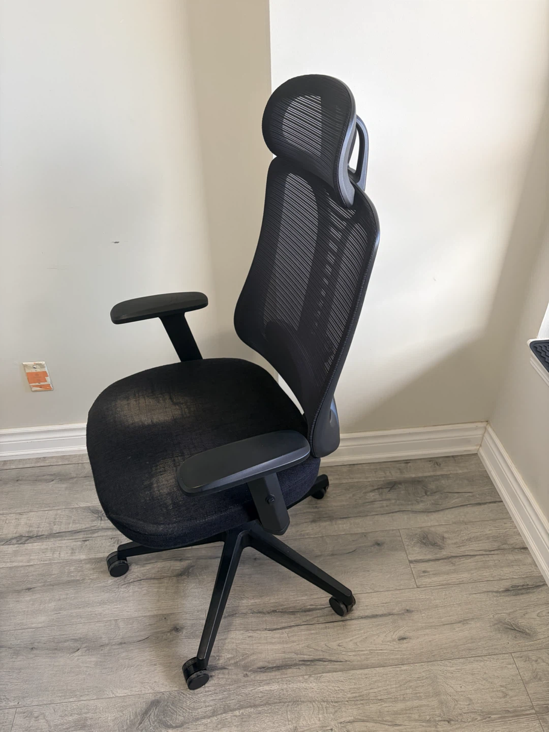 Ergonomic Mesh Office Chair with Headrest