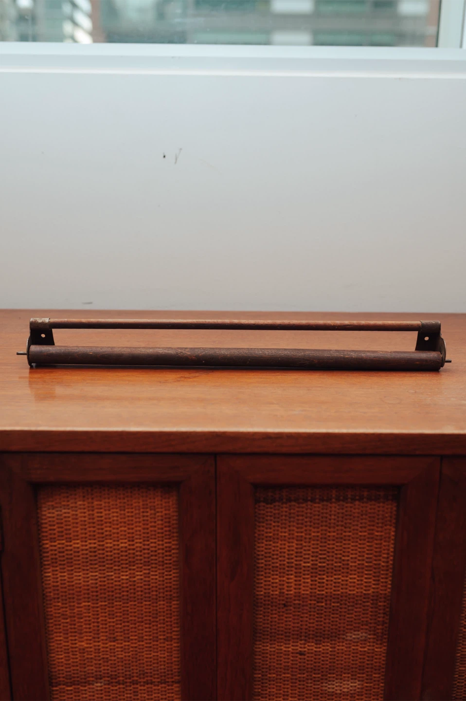 Antique Wood & Brass Wall-Mount Paper Roll Holder / Dispenser - photo 2