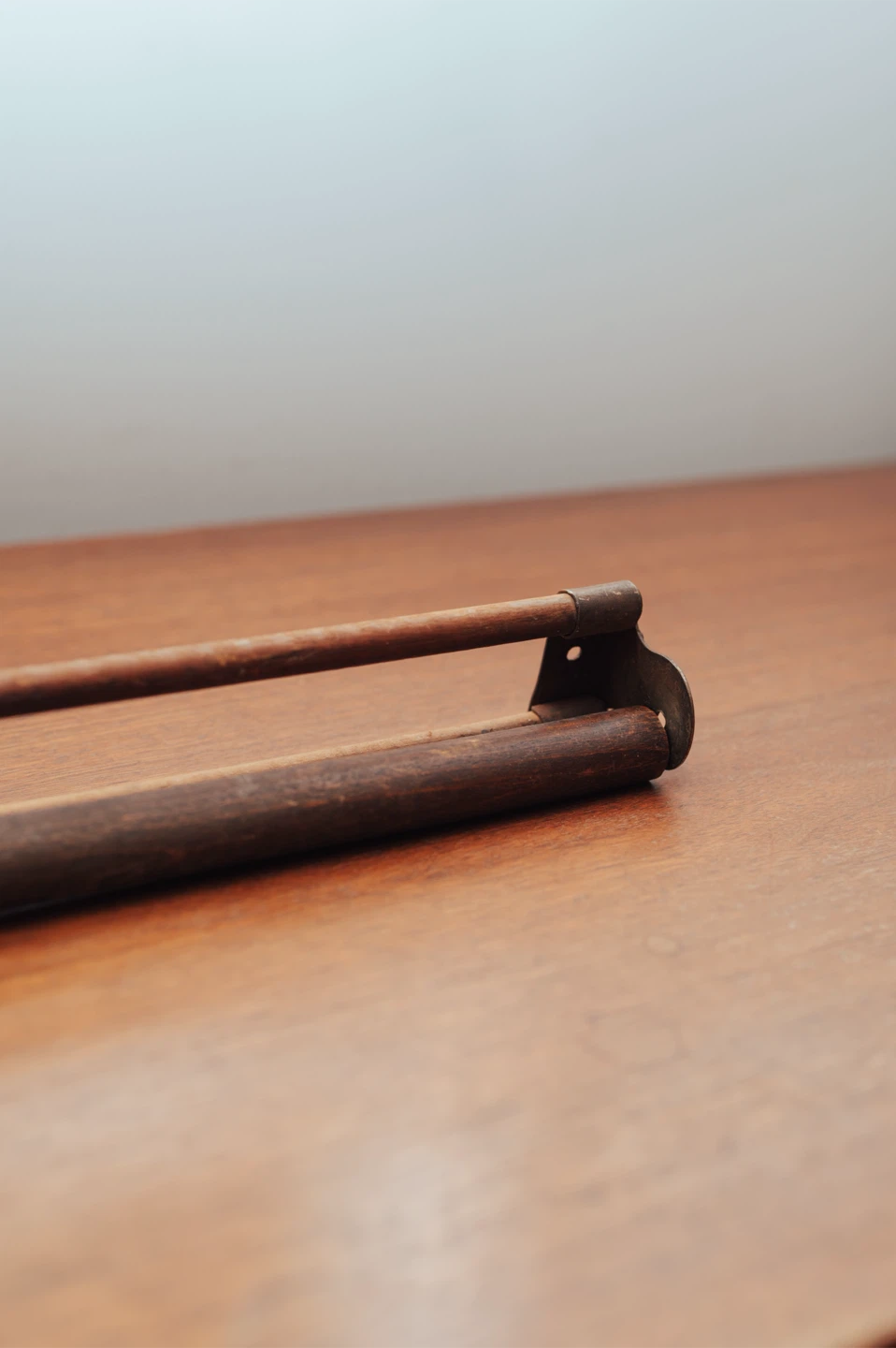 Antique Wood & Brass Wall-Mount Paper Roll Holder / Dispenser - photo 3