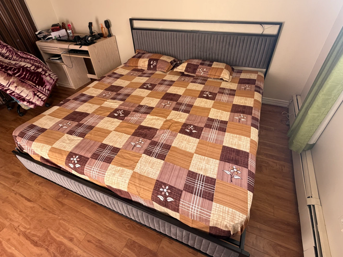 King sized Bed with Modern Grey Upholstered Bed Frame - photo 2