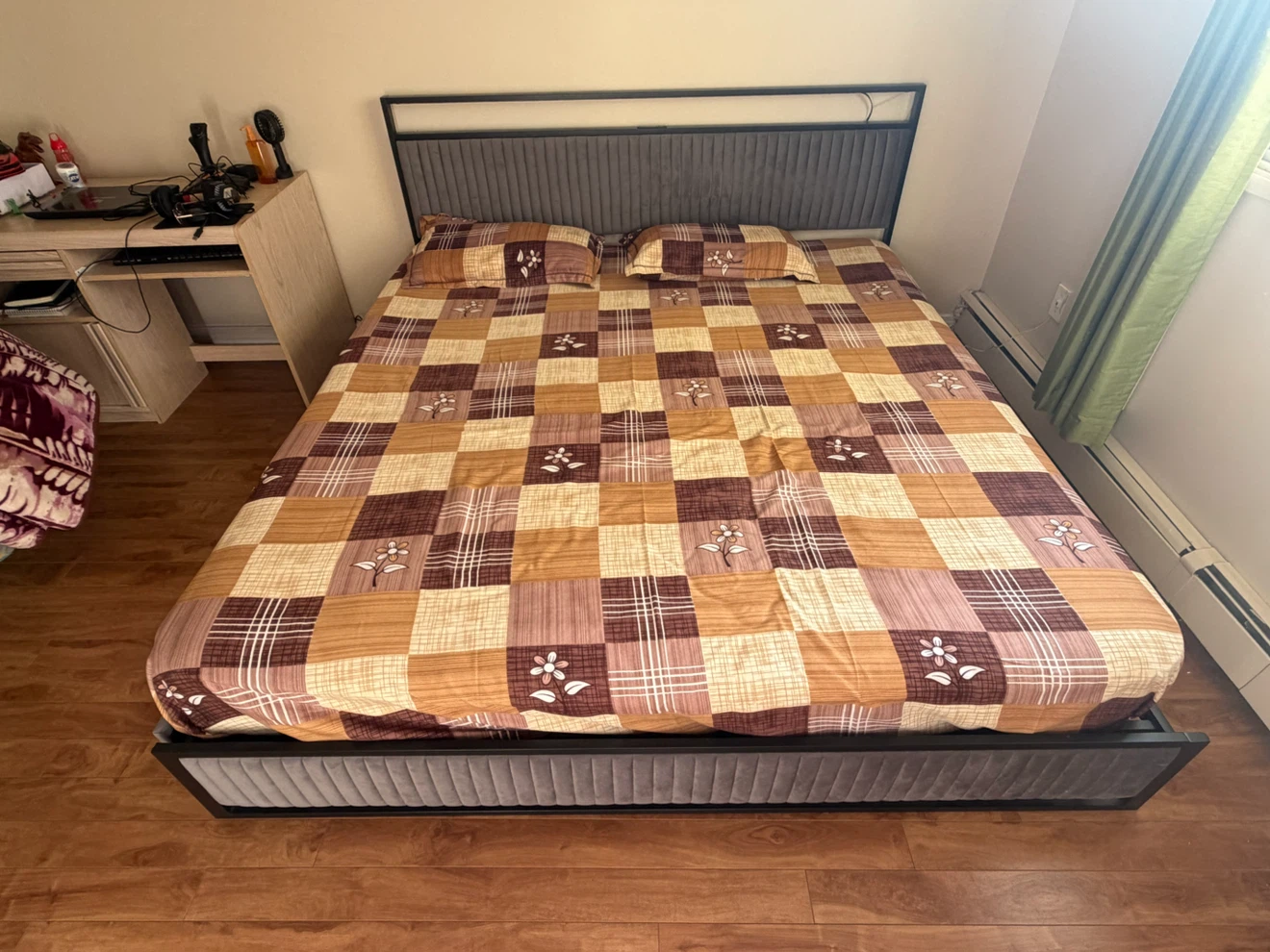 King sized Bed with Modern Grey Upholstered Bed Frame - photo 3