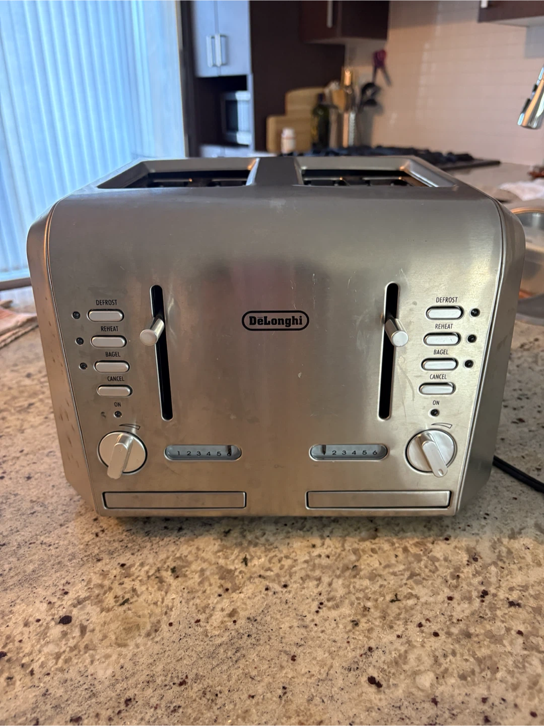 DeLonghi 4-Slice Stainless Steel Toaster