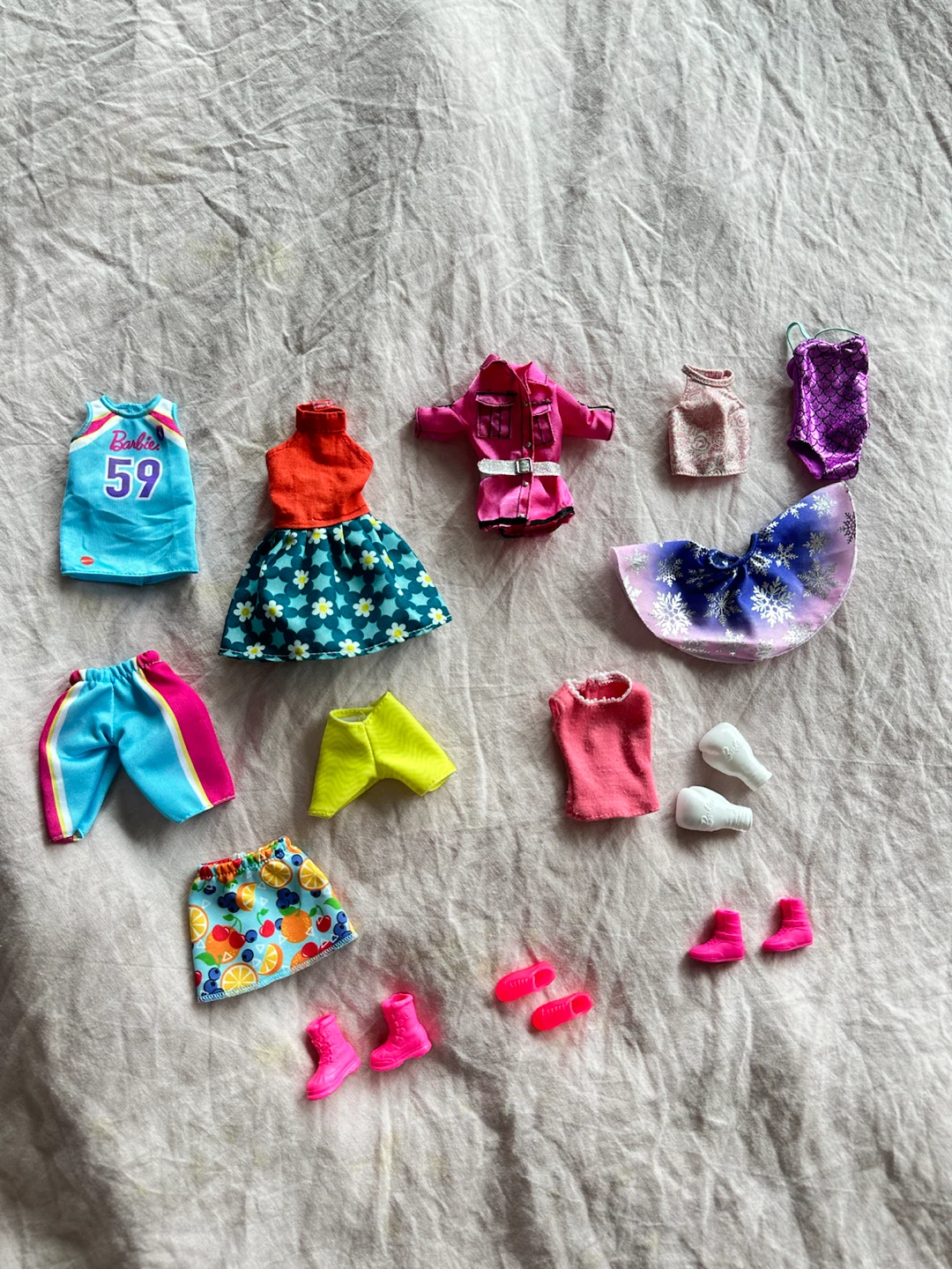 Good condition Barbie Doll Clothing and Accessories Set