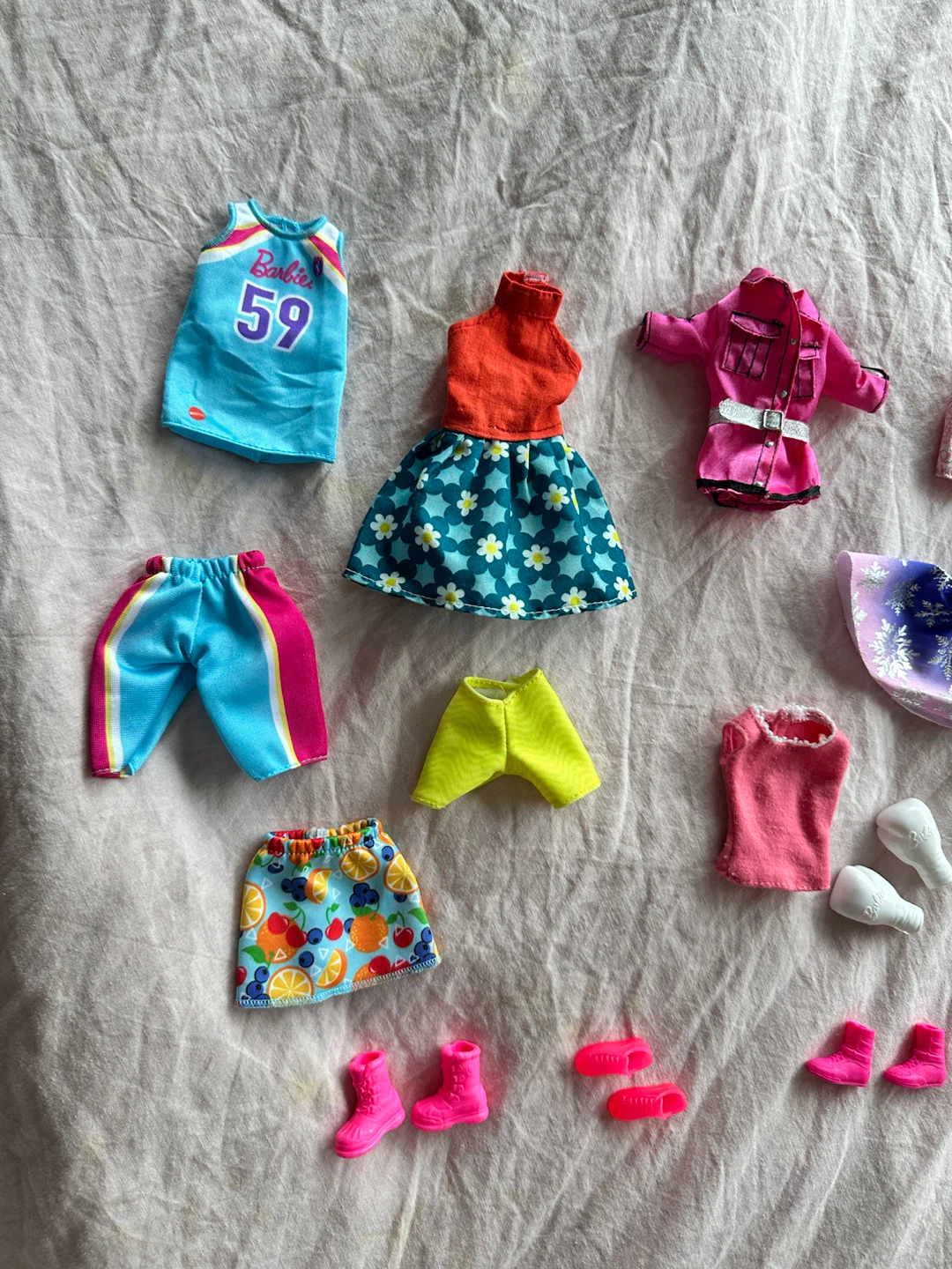 Good condition Barbie Doll Clothing and Accessories Set - photo 2