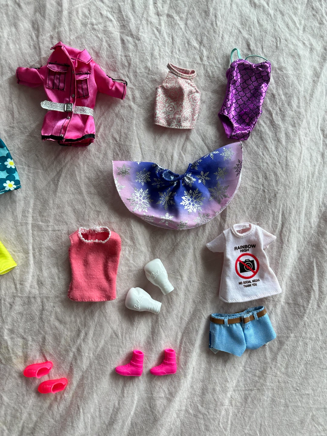 Good condition Barbie Doll Clothing and Accessories Set - photo 3