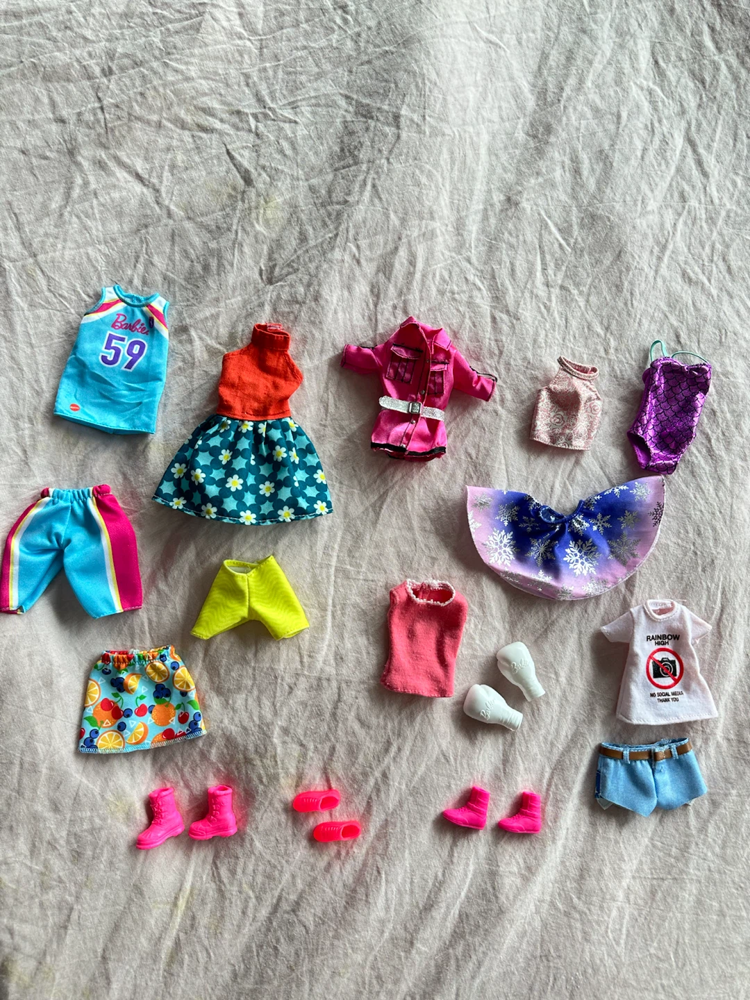 Good condition Barbie Doll Clothing and Accessories Set - photo 4