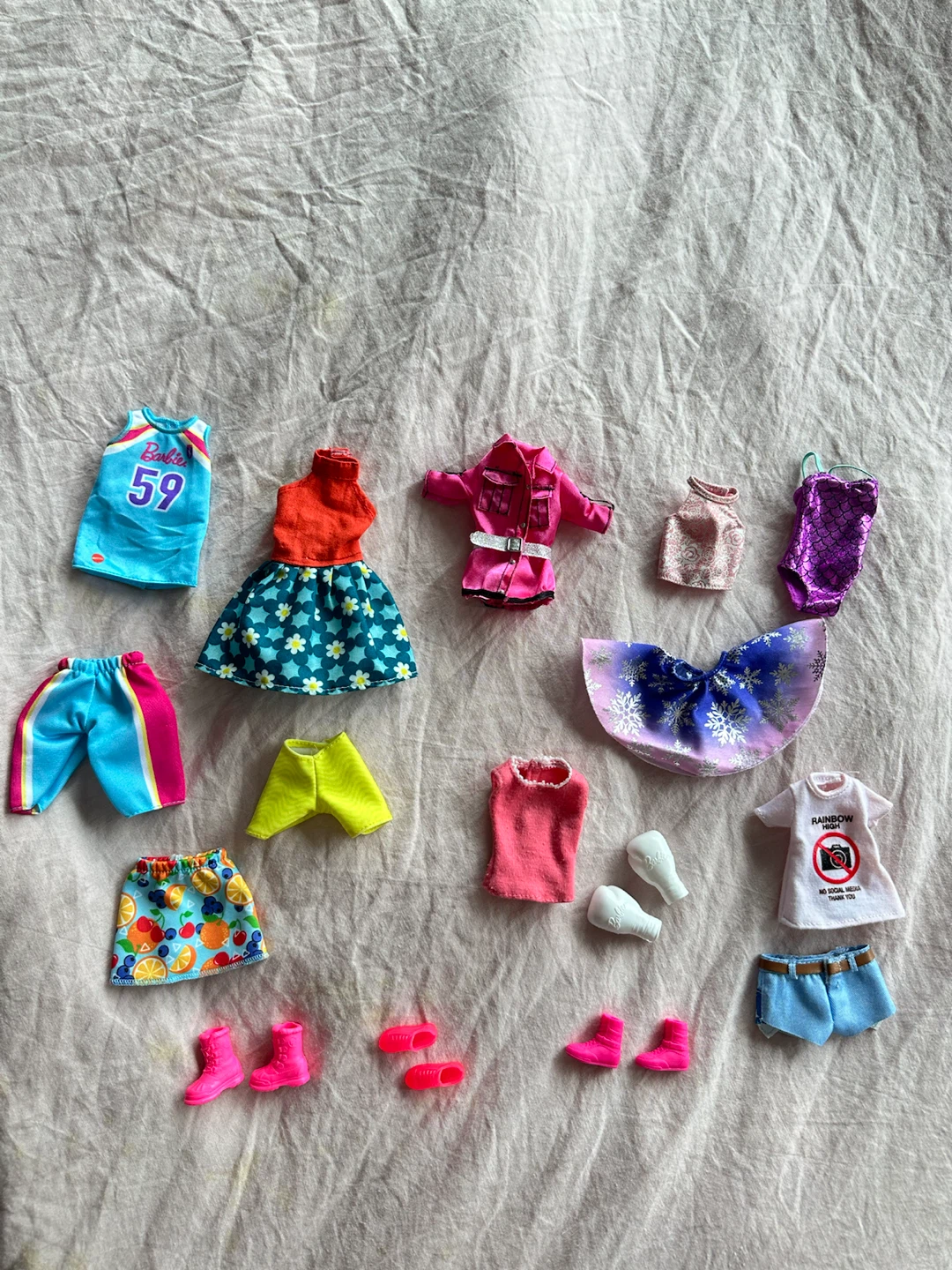 Good condition Barbie Doll Clothing and Accessories Set - photo 5