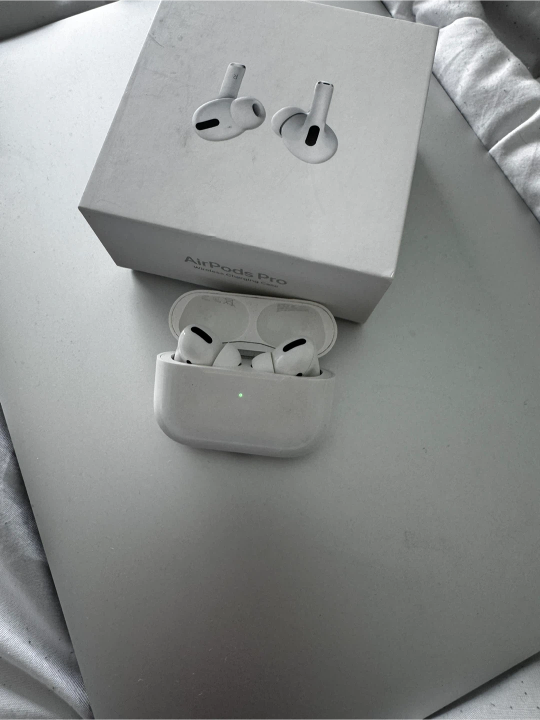 Apple AirPods Pro (1st Gen) Damaged - photo 2