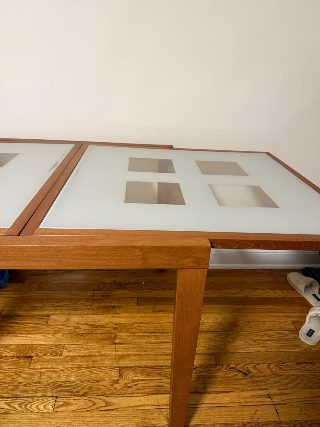 Extendable table with glass top