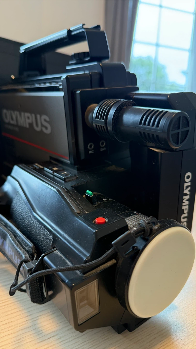 The Olympus VX-402 is a vintage full-size VHS camcorder - photo 2