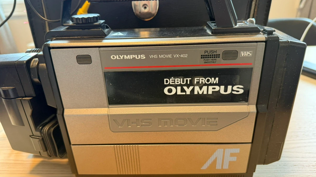 The Olympus VX-402 is a vintage full-size VHS camcorder - photo 3