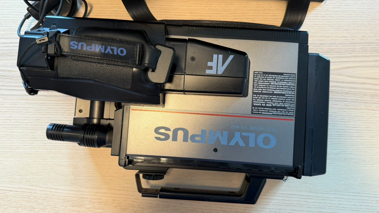 The Olympus VX-402 is a vintage full-size VHS camcorder - photo 4
