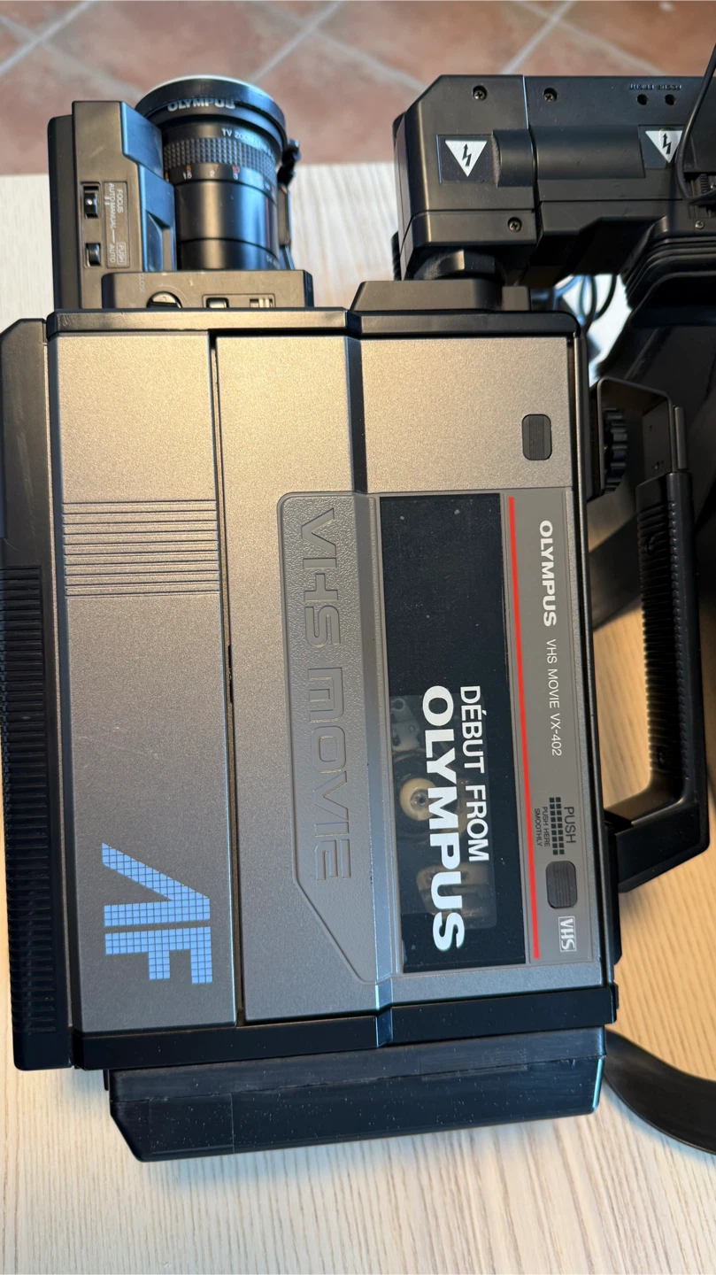 The Olympus VX-402 is a vintage full-size VHS camcorder - photo 5