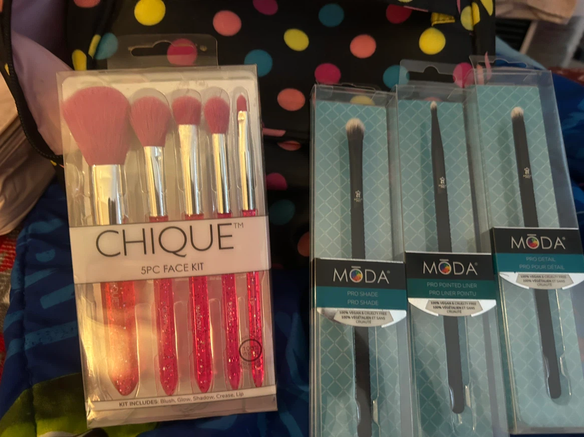 Chique 5pc Face Kit and 3 Moda Pro Makeup Brushes