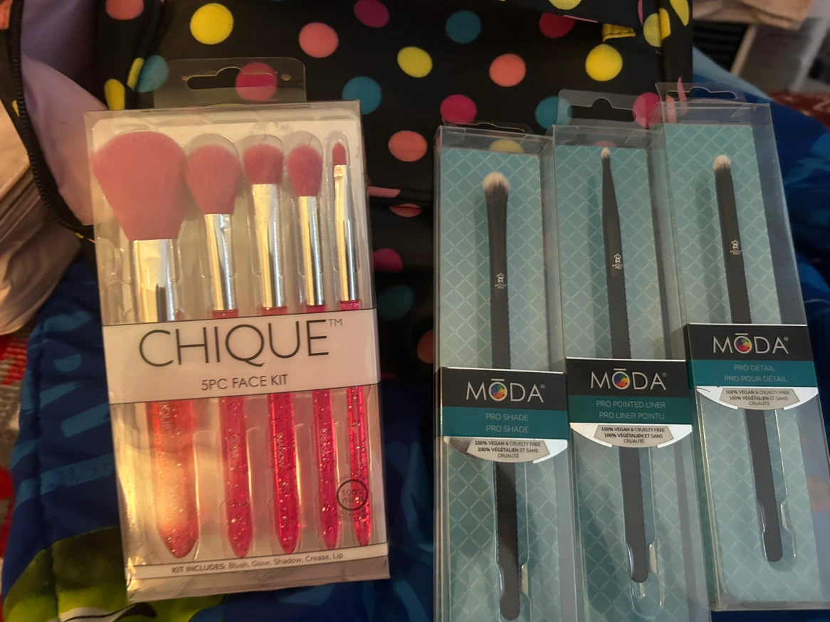 Chique 5pc Face Kit and 3 Moda Pro Makeup Brushes - photo 2