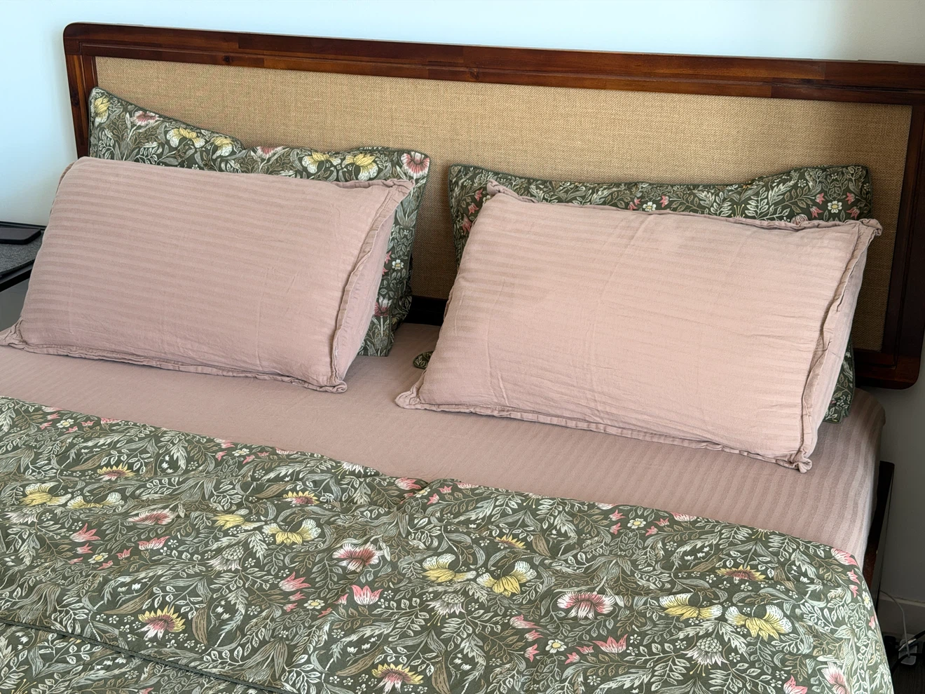 MOVING SALE - Queen size bed with wooden frame - photo 3