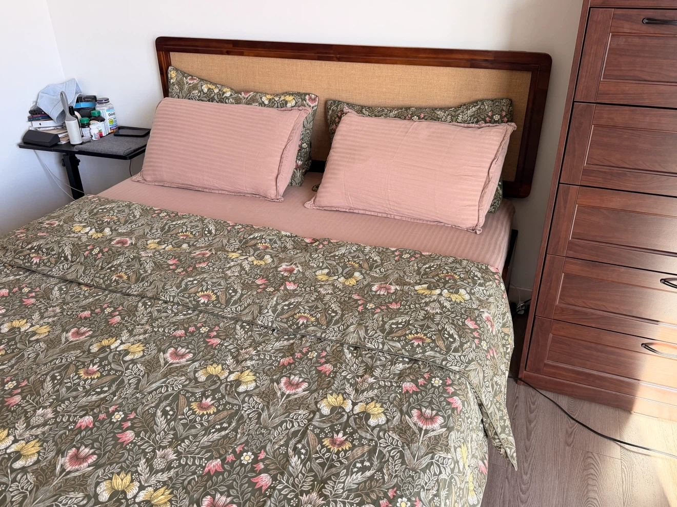 MOVING SALE - Queen size bed with wooden frame - photo 4