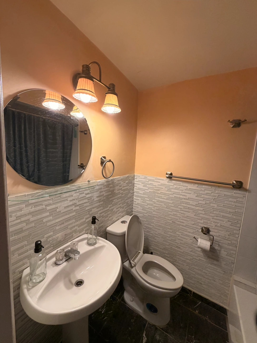 Large Private Room for Rent - photo 2