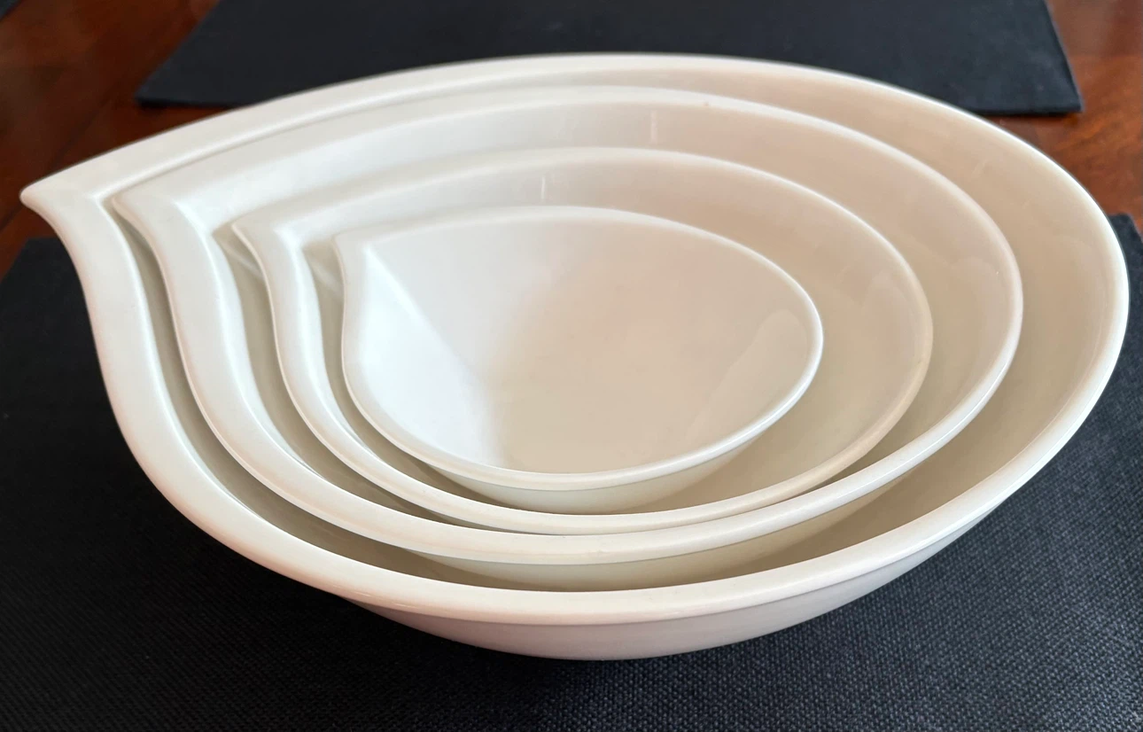 Set of 4 White Leaf-Shaped Nesting Bowls