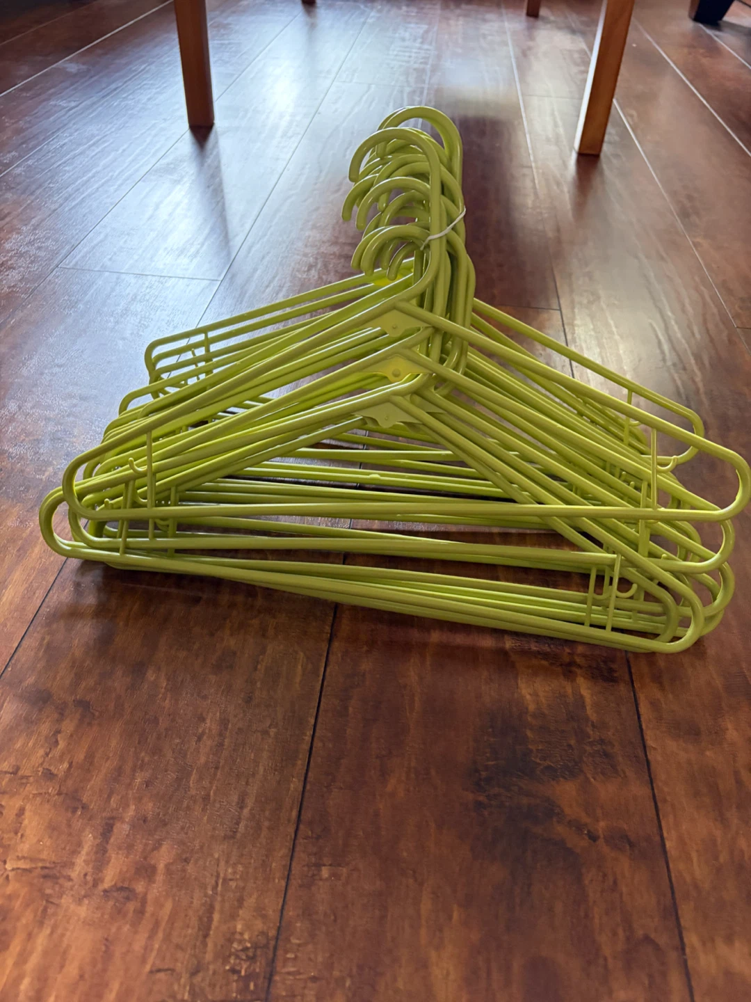 Set of 20 lime green plastic hangers - photo 2