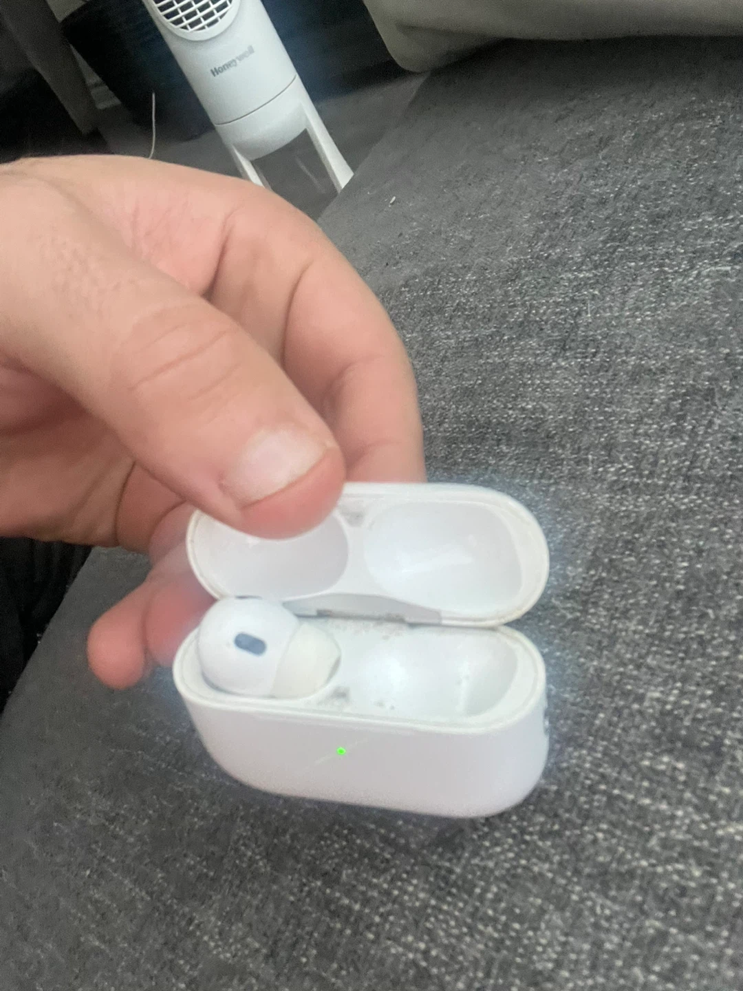 Apple AirPods Pro one missing pod - photo 2
