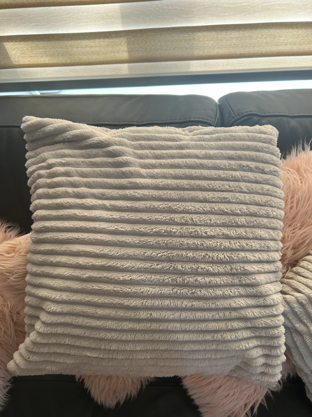 Assorted decorative pillows - photo 2