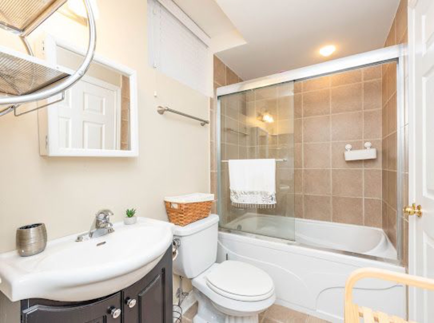 1 Bedroom Basement Argentia/Tenth Line/Derry November 1st - photo 5