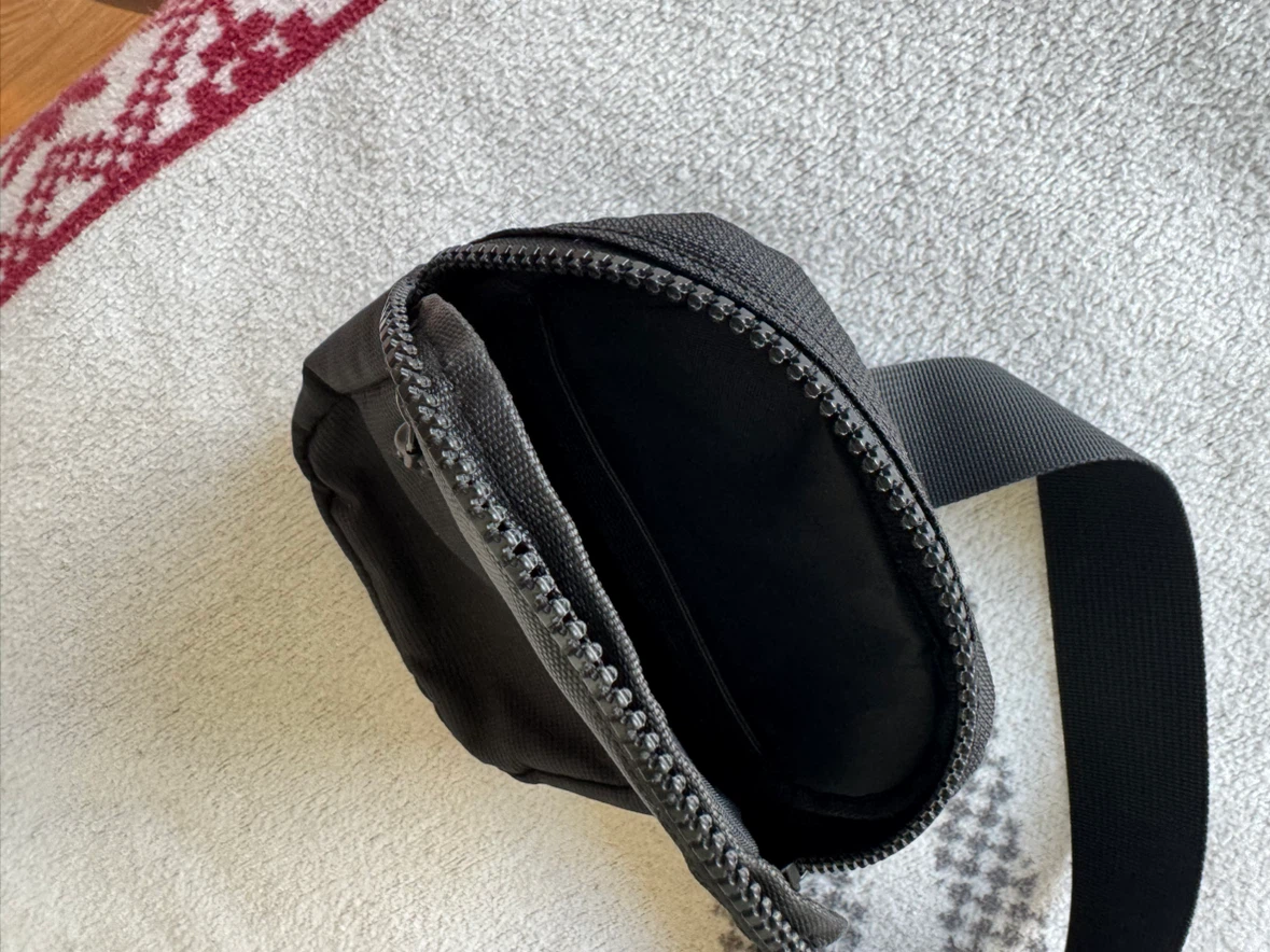 Black crossbody pouch bag - photo 2